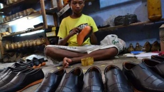 KUKM Perindag PPU Dukung 40 Pengrajin Sepatu Lokal Binaan