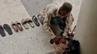 Viral Video Bapak-Bapak Susun Sendal Para Jemaah Masjid Agung Syuhada Polewali Mandar Tuai Pujian