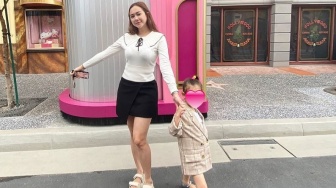 Gaya Stylish Aura Kasih Momong Anak di Mall, Pakai Dress Putih Sambil Tenteng Tas Branded