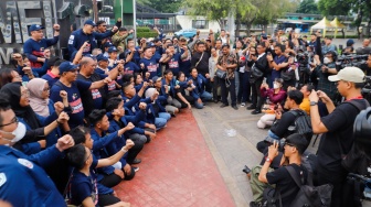 Sivitas akademika Universitas Trisakti melakukan aksi saat acara Trisakti Bergerak di Tugu Reformasi 12 Mei, Jakarta, Jumat (9/2/2024). [Suara.com/Alfian Winanto]