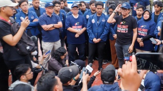 Sivitas akademika Universitas Trisakti membacakan maklumat saat acara Trisakti Bergerak di Tugu Reformasi 12 Mei, Jakarta, Jumat (9/2/2024). [Suara.com/Alfian Winanto]