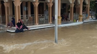 Rumahnya Terendam Banjir, 8.170 Warga Demak Terpaksa Mengungsi