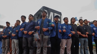 Mahasiswa Universitas Trisakti melakukan aksi saat acara Trisakti Bergerak di Tugu Reformasi 12 Mei, Jakarta, Jumat (9/2/2024). [Suara.com/Alfian Winanto]