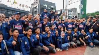 Sivitas akademika Universitas Trisakti melakukan aksi saat acara Trisakti Bergerak di Tugu Reformasi 12 Mei, Jakarta, Jumat (9/2/2024). [Suara.com/Alfian Winanto]