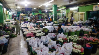 Pengunjung memilih bunga di Pasar Bunga Rawa Belong, Jakarta, Jumat (9/2/2024). [Suara.com/Alfian Winanto]