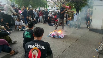 Bakar Banner dan Dobrak Gerbang, Puluhan Mahasiswa Unjukrasa di DPRD DIY