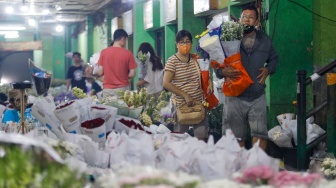 Pengunjung memilih bunga di Pasar Bunga Rawa Belong, Jakarta, Jumat (9/2/2024). [Suara.com/Alfian Winanto]