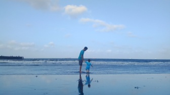 Cantiknya Pantai Teluk Penyu Cilacap, Indahnya Bikin Betah