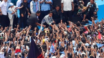 Calon Wakil Presiden (Cawapres) nomor urut 2, Gibran Rakabuming menyapa para simpatisan saat menghadiri Kampanye Akbar di Stadiun Utama Gelora Bung Karno (SUGBK), Jakarta, Sabtu (10/2/2024). [Suara.com/Alfian Winanto]