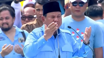 Pria Ini Beri Kado Seperangkat Kain Kafan Buat Prabowo Subianto, Gerindra Langsung Respons Begini