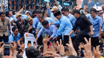 Calon Presiden (Capres) nomor urut dua, Prabowo Subianto menyapa para pendukung dan relawan saat kampanye akbar di Stadiun Utama Gelora Bung Karno (SUGBK), Jakarta, Sabtu (10/2/2024). [Suara.com/Alfian Winanto]