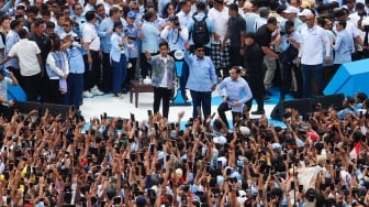 Pasangan Capres dan Cawapres nomor urut dua, Prabowo Subianto dan Gibran Rakabuming Raka (tengah) menyapa para pendukung saat kampanye akbar di Stadiun Utama Gelora Bung Karno (SUGBK), Jakarta, Sabtu (10/2/2024). [Suara.com/Alfian Winanto]