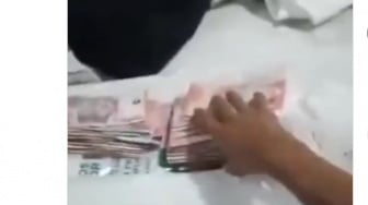 Viral Segepok Uang Rp100 Ribu Diduga akan Dibagi-bagi ke Masyarakat, Gambar Paslon Nomor 03 jadi Sorotan