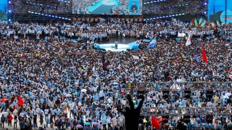 Simpatisan Capres-Cawapres nomor urut 2 Prabowo-Gibran saat mengikuti kampanye akbar di Stadion Utama Gelora Bung Karno (SUGBK), Senayan, Jakarta, Sabtu (10/2/2024). [Suara.com/Alfian Winanto]