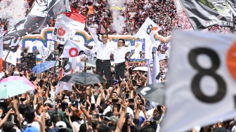 Capres nomor urut 1 Anies Baswedan (kiri) didampingi cawapres Muhaimin Iskandar menyapa para pendukungnya dalam kampanye akbar di Jakarta International Stadium (JIS), Jakarta, Sabtu (10/2/2024). [ANTARA FOTO/Aditya Pradana Putra].