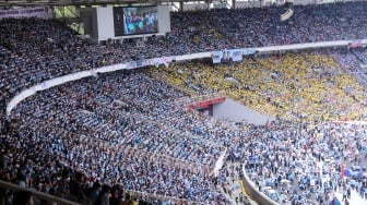 Simpatisan Capres-Cawapres nomor urut 2 Prabowo-Gibran saat mengikuti kampanye akbar di Stadion Utama Gelora Bung Karno (SUGBK), Senayan, Jakarta, Sabtu (10/2/2024). [Suara.com/Alfian Winanto]