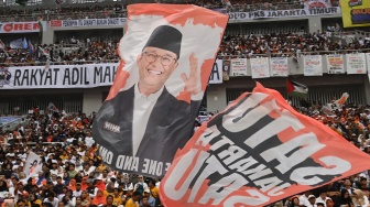 Simpatisan mengibarkan bendera capres nomor urut 1 Anies Baswedan dalam kampanye akbar di Jakarta International Stadium (JIS), Jakarta, Sabtu (10/2/2024). [ANTARA FOTO/Aditya Pradana Putra].