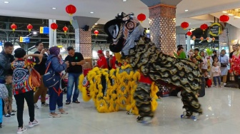 Rayakan Imlek, Barongsai Menari di KA di Stasiun Yogyakarta