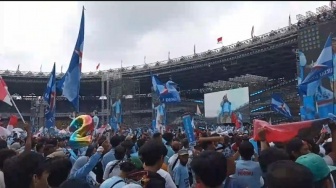 Gelar Kampanye Akbar, Massa Pendukung Prabowo-Gibran Menyemut di GBK