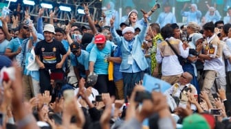 Simpatisan Capres-Cawapres nomor urut 2 Prabowo-Gibran saat mengikuti kampanye akbar di Stadion Utama Gelora Bung Karno (SUGBK), Senayan, Jakarta, Sabtu (10/2/2024). [Suara.com/Alfian Winanto]