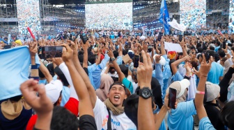 Simpatisan Capres-Cawapres nomor urut 2 Prabowo-Gibran saat mengikuti kampanye akbar di Stadion Utama Gelora Bung Karno (SUGBK), Senayan, Jakarta, Sabtu (10/2/2024). [Suara.com/Alfian Winanto]