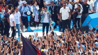 Calon Wakil Presiden (Cawapres) nomor urut 2, Gibran Rakabuming menyapa para simpatisan saat menghadiri Kampanye Akbar di Stadiun Utama Gelora Bung Karno (SUGBK), Jakarta, Sabtu (10/2/2024). [Suara.com/Alfian Winanto]