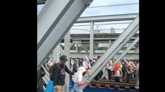 Viral Perjuangan Massa Hadiri Kampanye Akbar Anies-Muhaimin di JIS, Jembatan Kereta Api Dilibas