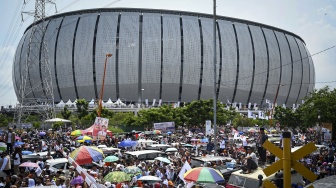 Sejumlah simpatisan capres-cawapres nomor urut 1 Anies Baswedan dan Muhaimin Iskandar membubarkan diri usai menghadiri kampanye akbar di Jakarta International Stadium (JIS), Jakarta, Sabtu (10/2/2024). [ANTARA FOTO/Aditya Pradana Putra].