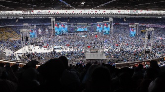 Simpatisan Capres-Cawapres nomor urut 2 Prabowo-Gibran saat mengikuti kampanye akbar di Stadion Utama Gelora Bung Karno (SUGBK), Senayan, Jakarta, Sabtu (10/2/2024). [Suara.com/Alfian Winanto]