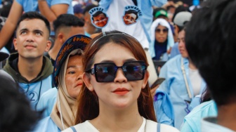 Simpatisan Capres-Cawapres nomor urut 2 Prabowo-Gibran saat mengikuti kampanye akbar di Stadion Utama Gelora Bung Karno (SUGBK), Senayan, Jakarta, Sabtu (10/2/2024). [Suara.com/Alfian Winanto]