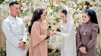 Adu Tas Branded Umi Kalsum dan Calon Mertua Ayu Ting Ting, Harganya Bukan Main