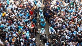 Calon Wakil Presiden (Cawapres) nomor urut 2, Gibran Rakabuming Raka bersama istrinya, Selvi Ananda (tengah) menaiki sepeda motor listrik saat menghadiri Kampanye Akbar di Stadiun Utama Gelora Bung Karno (SUGBK), Jakarta, Sabtu (10/2/2024). [Suara.com/Alfian Winanto]