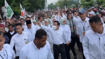 Momen Manis Cak Imin dan Istri Tercinta Berjalan Kaki Membelah Lautan Massa Menuju JIS