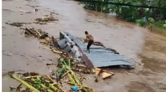 Detik-Detik Menegangkan Sahdan Terseret Arus Bersama Rumahnya saat Banjir Bandang di Sumbawa