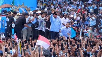 Pasangan Capres dan Cawapres nomor urut dua, Prabowo Subianto dan Gibran Rakabuming Raka (tengah) menyapa para pendukung saat kampanye akbar di Stadiun Utama Gelora Bung Karno (SUGBK), Jakarta, Sabtu (10/2/2024). [Suara.com/Alfian Winanto]