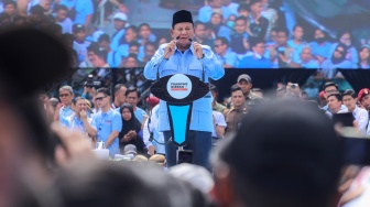 Calon Presiden (Capres) nomor urut dua, Prabowo Subianto menyampaikan pidato politiknya saat kampanye akbar di Stadiun Utama Gelora Bung Karno (SUGBK), Jakarta, Sabtu (10/2/2024). [Suara.com/Alfian Winanto]