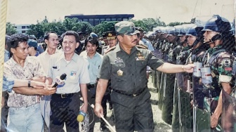 Mengenang Pemilu 1997:  Wartawan Liput Panglima ABRI Periksa Pasukan TNI