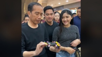 Momen Presiden Jokowi Main Mobil Tamiya, Sampai Harus Jongkok