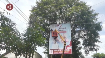 Beda dari yang Lain, APK di Temanggung Diturunkan Pakai Crane