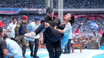 Viral Aksi Sigap Mayor Teddy Bantu Pendukung-Gibran yang Pingsan di GBK, Tuai Pujian Warganet