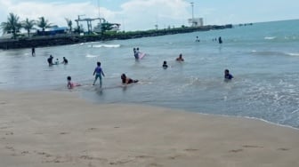 Libur Panjang Isra Miraj dan Imlek, Pantai Carita Anyer Banyak Dikunjungi Wisatawan