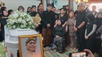 Berkaca-kaca, Ganjar dan Siti Atikoh Takziah ke Rumah Duka Blacius Subono: Dia Seniman yang Hebat