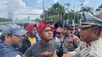 Ricuh! Massa Pro dan Kontra Pemakzulan Jokowi Bentrok di Depan Gedung DPR