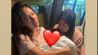 Potret Tamara Tyasmara Menangis di Samping Jasad Dante Tersebar, Sampai Tertunduk Peluk Anak