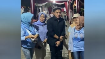 Definisi Cowok Mahal! Begini Reaksi Mayor Teddy Saat Dikerumuni Emak-emak yang Ingin Foto Bareng