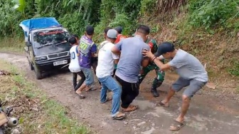 Pikap Pengangkut Logitik Pemilu 2024 di Lebak Tak Kuat Najak, Ditarik Warga Sekitar