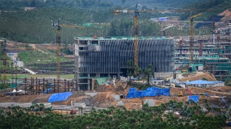 Suasana pembangunan istana presiden di Ibu Kota Nusantara (IKN), Kabupaten Penajam Paser Utara, Kalimantan Timur, Senin (12/2/2024).  [ANTARA FOTO/ Rivan Awal Lingga].