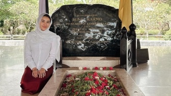 5 Potret Aaliyah Massaid Kenakan Outfit Sopan Tertutup Saat Nyekar ke Makam Bung Karno, Disebut The Next Arumi Bachsin