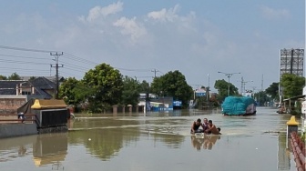 Banjir Masih Terjadi di Jalan Pantura Demak-Kudus, Belasan Kendaraan Terjebak