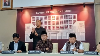 Tak Cuma Pakai Motor, Distribusi Logistik Pemilu di Pelosok Juga Gunakan Sapi